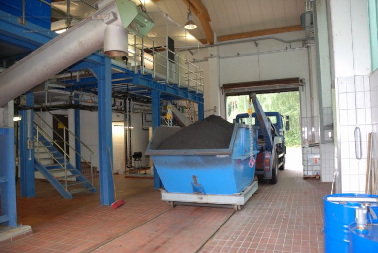 Entwaesserter_Faulschlamm_im_Container__Schlammentwaesserungshalle