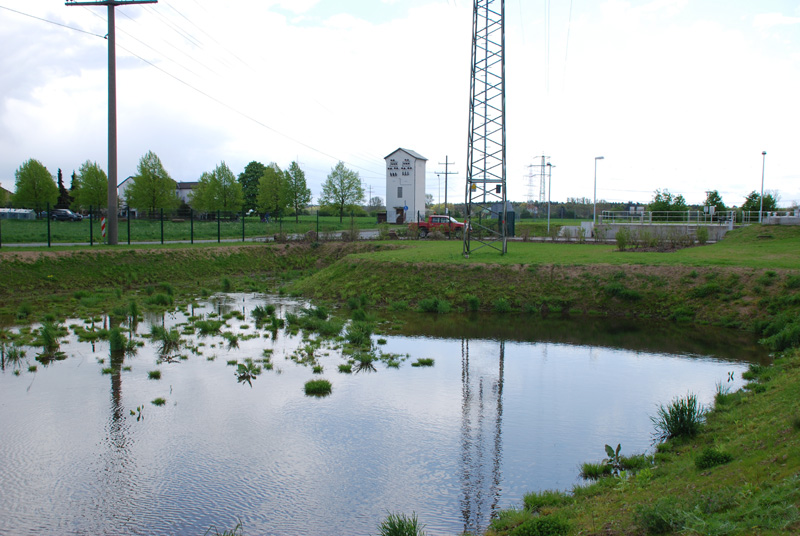 Im Vordergrund Retentionsbecken im Hintergrund rechts Zulaufgerinne